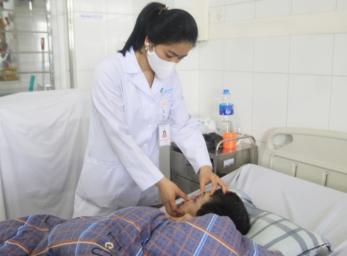 Bác sĩ thăm khám và điều trị cho người bệnh (Ảnh: BVCC) Không may bị ngã, người đàn ông 64 tuổi vỡ nhãn cầu -0
