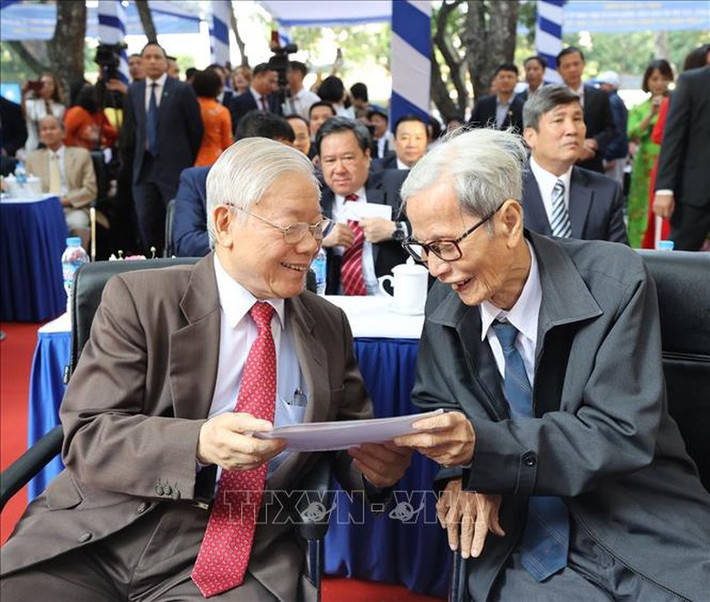 Giáo sư, Tiến sĩ Nguyễn Phú Trọng, Tổng Bí thư, Chủ tịch nước, cựu học sinh nhà trường vui mừng gặp lại Nhà giáo Lê Đức Giảng, nguyên Bí thư Chi bộ, Giáo viên chủ nhiệm lớp 10B của Trường Nguyễn Gia Thiều Câu chuyện xúc động ở ngôi trường phổ thông của Tổng Bí thư Nguyễn Phú Trọng -0