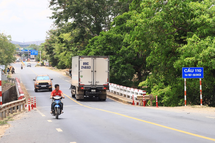 Cầu 110 cũ chật chội, xuống cấp, hàng ngày phải oằn mình "cõng" hàng trăm lượt phương tiện qua lại Hình ảnh cầu 110 huyết mạch nối Đắk Lắk - Gia Lai “đắp chiếu”, dân mòn mỏi chờ đền bù -2