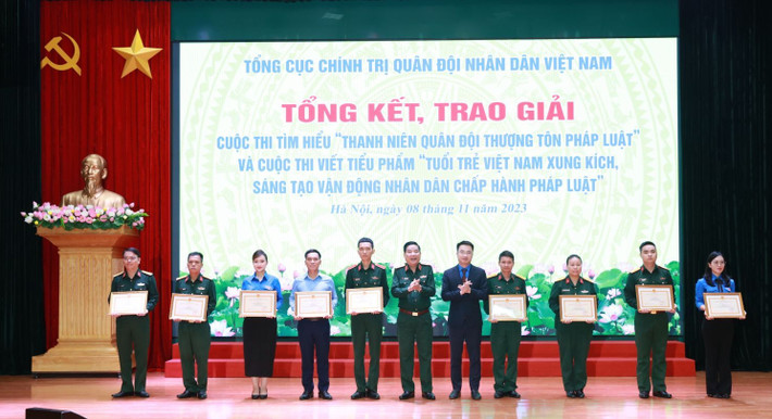 Lãnh đạo Tổng cục Chính trị Quân đội nhân dân Việt Nam và Trung ương Đoàn trao giải A Cuộc thi viết tiểu phẩm “Tuổi trẻ Việt Nam xung kích, sáng tạo vận động nhân dân chấp hành pháp luật”. Ảnh: TĐ Tuổi trẻ Quân đội lan tỏa tinh thần thượng tôn pháp luật -0