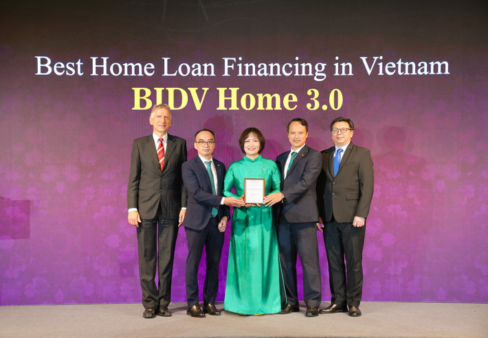 Đại diện BIDV nhận giải thưởng Sản phẩm vay nhà ở tốt nhất Việt Nam BIDV nhận “cú đúp” giải thưởng uy tín trong lĩnh vực ngân hàng bán lẻ -0