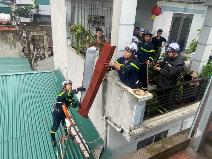 Công an quận Ba Đình kịp thời hỗ trợ nhà dân bị tốc mái Công an quận Ba Đình kịp thời hỗ trợ nhà dân bị tốc mái