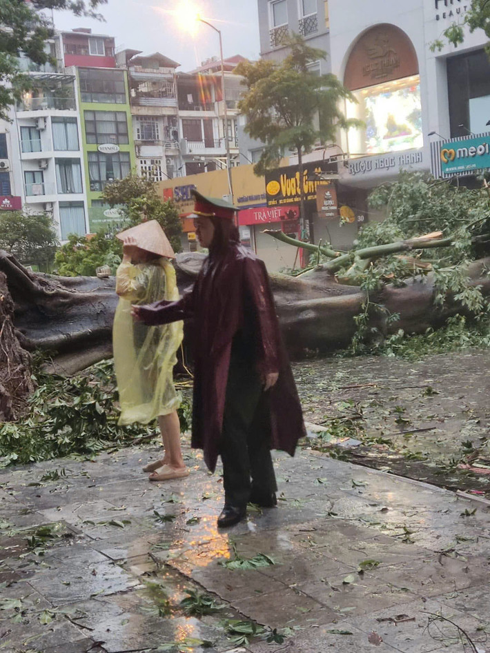 Xử lý sự cố cây đổ ở phố Giang Văn Minh Công an quận Ba Đình kịp thời hỗ trợ nhà dân bị tốc mái -0