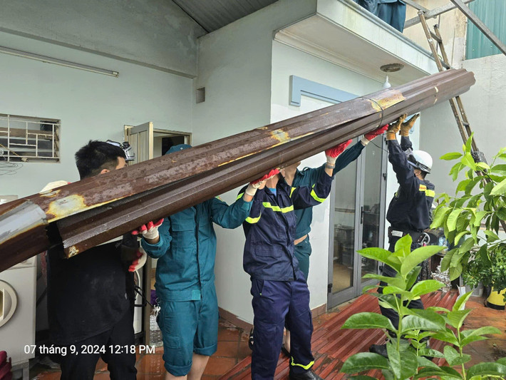 Công an quận Ba Đình kịp thời hỗ trợ nhà dân bị gió bão tốc mái ảnh 2 Công an quận Ba Đình kịp thời hỗ trợ nhà dân bị tốc mái -0