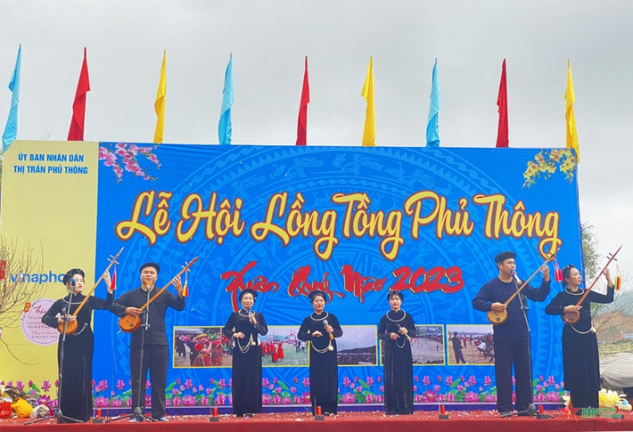 Biểu diễn văn nghệ tại lễ hội Lồng tồng Phủ Thông - lễ hội đặc sắc của đồng bào Tày Bắc Kạn -0