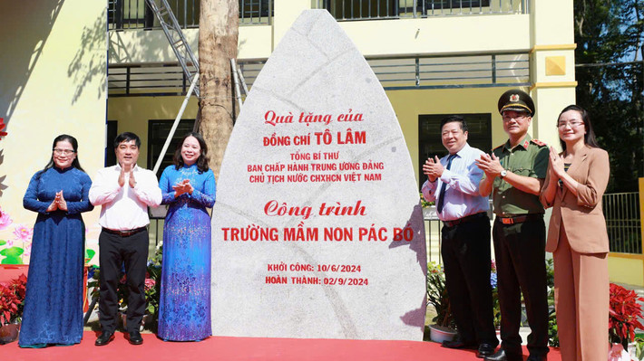 Phó Chủ tịch nước Võ Thị Ánh Xuân cùng lãnh đạo tỉnh Cao Bằng, các bộ, ngành chụp ảnh lưu niệm tại lễ khánh thành công trình Trường Mầm non Pác Bó Phó Chủ tịch nước Võ Thị Ánh Xuân cắt băng khánh thành Trường mầm non Pác Bó -0