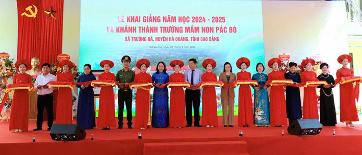 Phó Chủ tịch nước Võ Thị Ánh Xuân và các đại biểu thực hiện nghi thức cắt băng khánh thành Trường Mầm non Pác Bó Phó Chủ tịch nước Võ Thị Ánh Xuân cắt băng khánh thành Trường mầm non Pác Bó -0