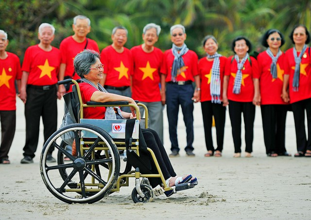 Một bức ảnh tại triển lãm Khai mạc triển lãm các bức ảnh tử tù, cựu tù Côn Đảo và biệt đội rà phá bom mìn trên “đất lửa” Quảng Trị -0