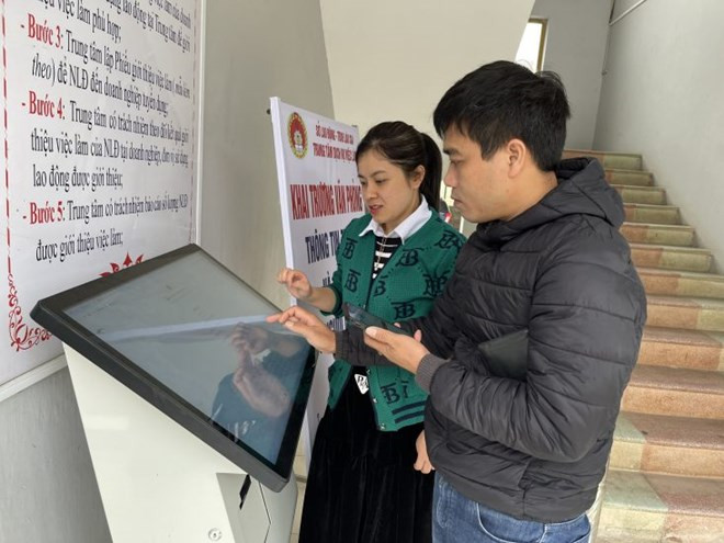 Người dân tra cứu thông tin tuyển dụng, tìm việc làm tại Trung tâm Dịch vụ việc làm tỉnh Lào Cai. Ảnh: ITN Đẩy mạnh kết nối việc làm ngay sau kỳ nghỉ Tết -0
