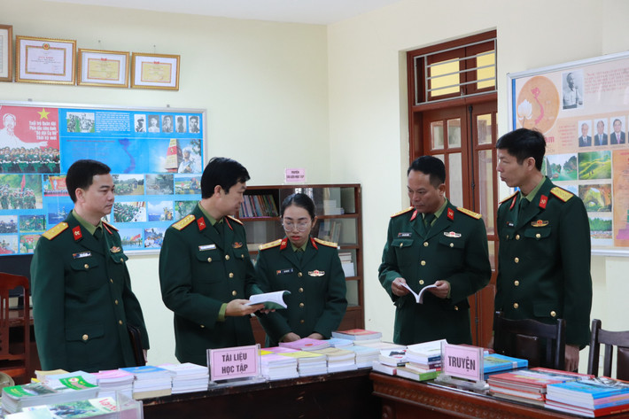 Đại tá Phạm Đức Hoài cùng đoàn công tác thăm góc tài liệu học tập tại Lữ đoàn 239 Lữ đoàn 239 - Binh chủng Công binh:Nhiều mô hình hiệu quả được đơn vị nhân rộng -0