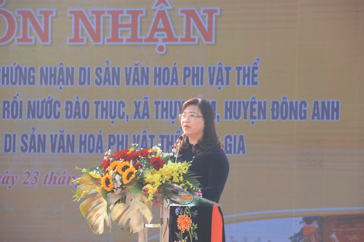 Phó Chủ tịch UBND huyện Đông Anh Nguyễn Thị Tám phát biểu tại buổi lễ Rối nước Đào Thục được công nhận Di sản văn hóa phi vật thể quốc gia -0