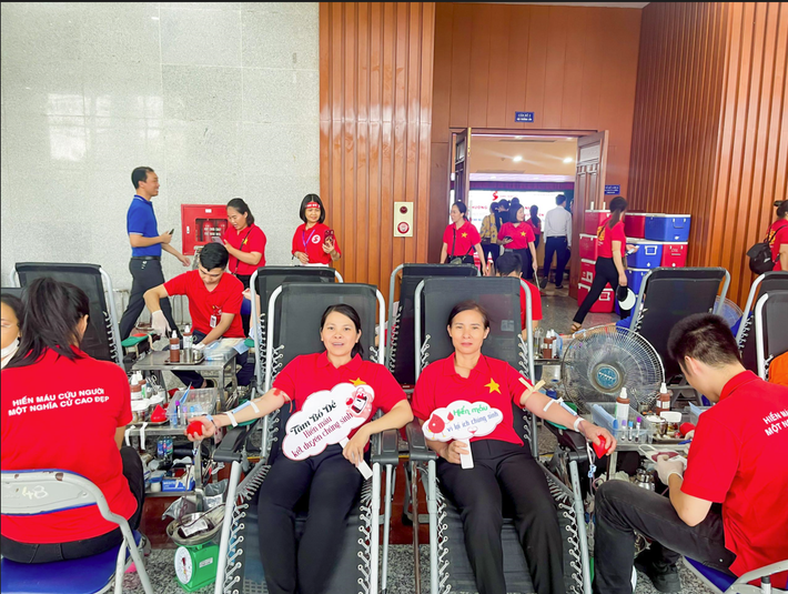 Các Phật tử tích cực tham gia hiến máu tình nguyện tại địa phương Phật tử CLB Cúc Vàng tại Hưng Yên tình nguyện hiến máu cứu người bằng tâm từ bi của Đạo Phật - 0