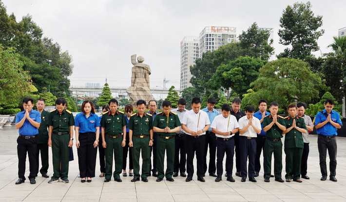 Bí thư Đảng ủy, Chủ tịch HĐQT Nguyễn Xuân Hòa cùng tập thể Ban Lãnh đạo, tổ chức Đoàn thể dâng hương tại Nghĩa trang Liệt sỹ TP. Hồ Chí Minh. Ảnh: PVFCCo Nhiều hoạt động thiết thực, ý nghĩa kỷ niệm ngày Thương binh liệt sỹ -0