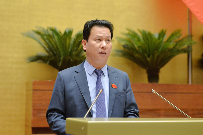Bộ trưởng Bộ Tài nguyên và Môi trường Đặng Quốc Khánh trình bày Tờ trình dự án Luật. Ảnh: Hồ Long Trình Quốc hội cho phép Luật Đất đai, Luật Nhà ở, Luật Kinh doanh bất động sản có hiệu lực từ 1.8.2024 -0
