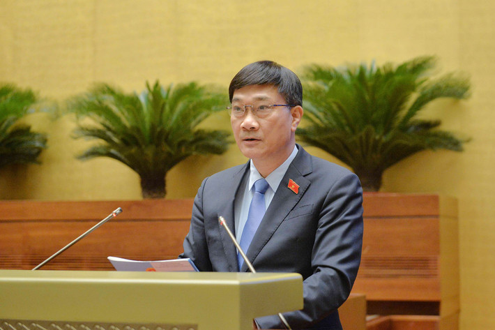 Chủ nhiệm Ủy ban Kinh tế Vũ Hồng Thanh trình bày Báo cáo thẩm tra dự án Luật. Ảnh: Hồ Long Trình Quốc hội cho phép Luật Đất đai, Luật Nhà ở, Luật Kinh doanh bất động sản có hiệu lực từ 1.8.2024 -0