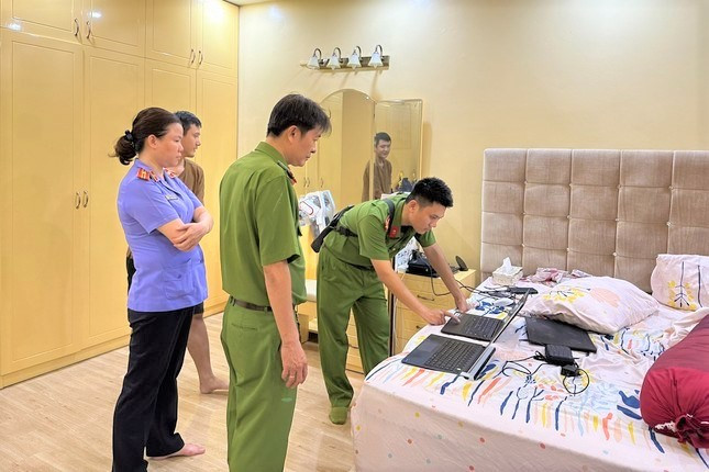 Cơ quan chức năng TP. Hồ Chí Minh khám xét nơi ở của một bị can. (Ảnh: Công an TP. Hồ Chí Minh) TP. Hồ Chí Minh: Khởi tố 9 đối tượng liên quan tín dụng đen