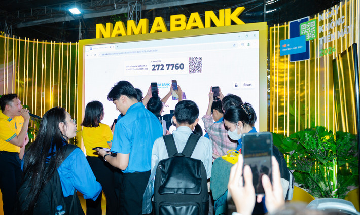 Đông đảo KH tham quan trải nghiệm Không gian số Nam A Bank. NAM A BANK mang đến nhiều trải nghiệm thanh toÁn hiện đại -0
