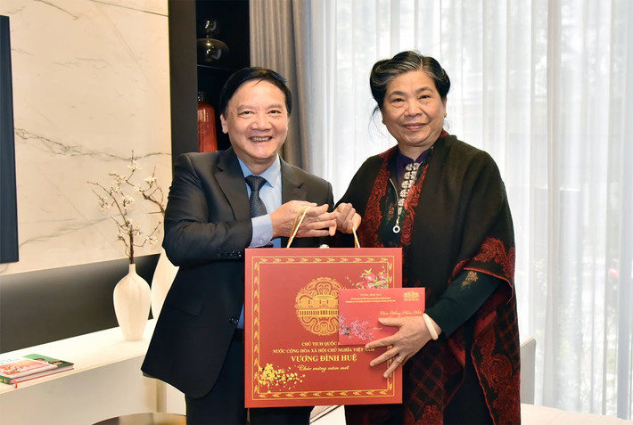 Phó Chủ tịch Quốc hội Nguyễn Khắc Định thăm, chúc Tết nguyên Phó Chủ tịch Thường trực Quốc hội Tòng Thị Phóng ảnh 2 Phó Chủ tịch Quốc hội Nguyễn Khắc Địnhthăm, chúc Tết nguyên Phó Chủ tịch Thường trực Quốc hội Tòng Thị Phóng -0