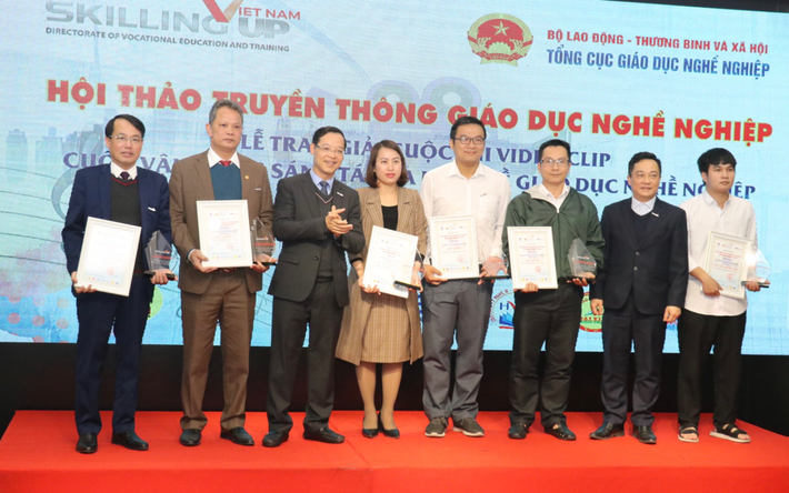 Tổng cục trưởng Trương Anh Dũng trao giải cho các tác giả đạt giải video clip Tổng cục trưởng Trương Anh Dũng trao giải cho các tác giả đạt giải video clip