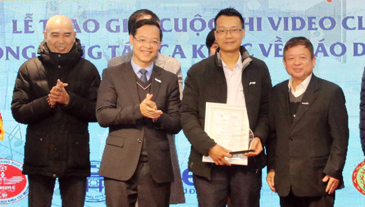 Tổng cục trưởng Trưởng Anh Dũng trao giải Nhất cho tác giả Phạm Xuân Hải với ca khúc Vững tin bạn nhé Tổng cục trưởng Trưởng Anh Dũng trao giải Nhất cho tác giả Phạm Xuân Hải với ca khúc Vững tin bạn nhé