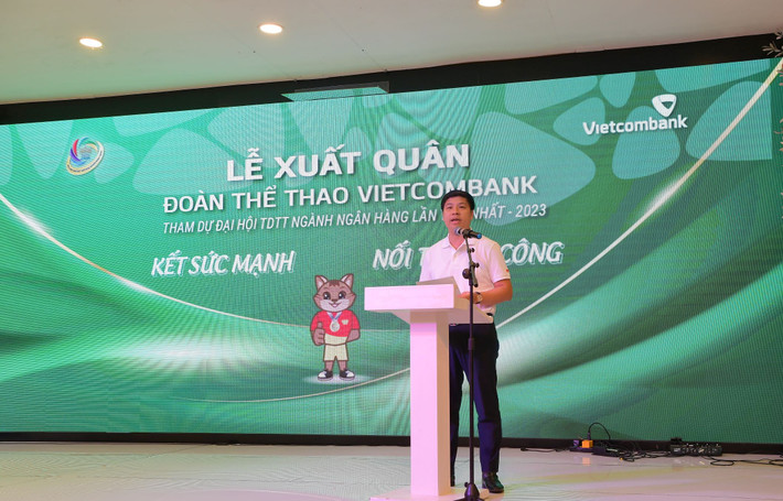 Ông Hồng Quang - Thành viên HĐQT, Giám đốc Khối Nhân sự, Chủ tịch Công đoàn Vietcombank phát biểu tại Lễ xuất quân. Nguồn: Vietcombank Lễ xuất quân đoàn thể thao Vietcombank tham gia Đại hội thể dục thể thao ngành Ngân hàng lần thứ nhất -0