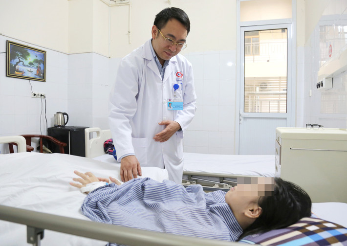 Bác sĩ CKII Nguyễn Tiến Dũng, Trưởng khoa Phẫu thuật Thần kinh - Cột sống, Bệnh viện Đa khoa tỉnh Quảng Ninh thăm khám lại cho bệnh nhân Đ. (Ảnh: BVCC) Nữ sinh lớp 8 ngã từ tầng 4 của trường học xuống nền cứng đã phục hồi