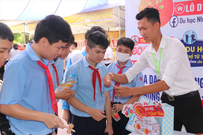 Các gian hàng tại “Ngày hội Việc làm - Tư vấn tuyển sinh năm 2023” tỉnh Thừa Thiên Huế thu hút đông đảo học sinh, sinh viên, người lao động đến tham quan, tìm hiểu. Nguồn: ITN Các gian hàng tại “Ngày hội Việc làm - Tư vấn tuyển sinh năm 2023” tỉnh Thừa Thiên Huế thu hút đông đảo học sinh, sinh viên cũng như người lao động đến tham quan, tìm hiểu Nguồn: ITN