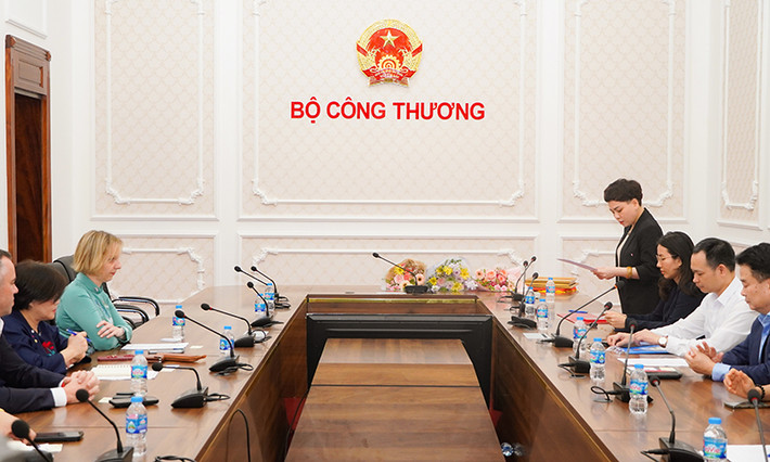 Đại diện Vụ Tổ chức Cán bộ - Bộ Công Thương công bố Quyết định Công ty CP Hơi kỹ nghệ Que hàn (SOVIGAZ) nhận Bằng khen của Bộ trưởng Bộ Công Thương -0