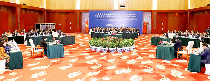 Toàn cảnh hội nghị Hội nghị thường niên lần thứ Tư giữa Bí thư Tỉnh ủy các tỉnh Hà Giang, Lào Cai, Lai Châu, Điện Biên (Việt Nam) và Bí thư Tỉnh ủy Vân Nam (Trung Quốc) -0