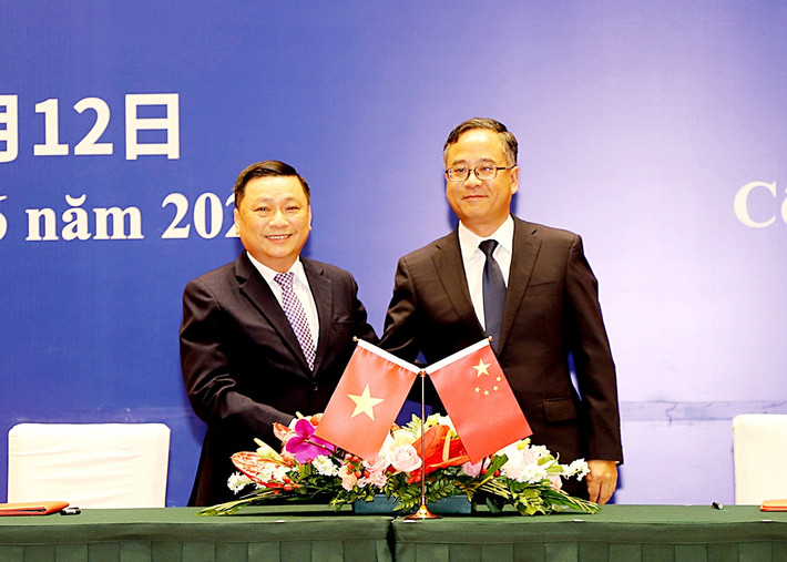 Trưởng Ban Tổ chức Tỉnh ủy Hà Giang Nguyễn Minh Tiến ký biên bản hợp tác với Ban Tổ chức Châu ủy Văn Sơn Hội nghị thường niên lần thứ Tư giữa Bí thư Tỉnh ủy các tỉnh Hà Giang, Lào Cai, Lai Châu, Điện Biên (Việt Nam) và Bí thư Tỉnh ủy Vân Nam (Trung Quốc) -0