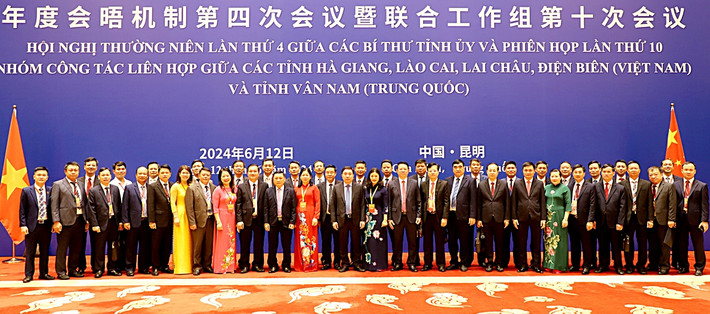 Đoàn đại biểu Hà Giang chụp ảnh lưu niệm tại hội nghị Hội nghị thường niên lần thứ Tư giữa Bí thư Tỉnh ủy các tỉnh Hà Giang, Lào Cai, Lai Châu, Điện Biên (Việt Nam) và Bí thư Tỉnh ủy Vân Nam (Trung Quốc) -0