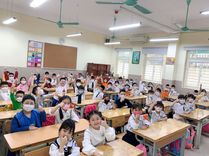 Học sinh lớp 1A5, Trường Tiểu học Dịch Vọng B (Cầu Giấy) trong ngày đầu tiên đến trường Học sinh lớp 1A5, Trường Tiểu học Dịch Vọng B (Cầu Giấy) trong ngày đầu tiên đến trường