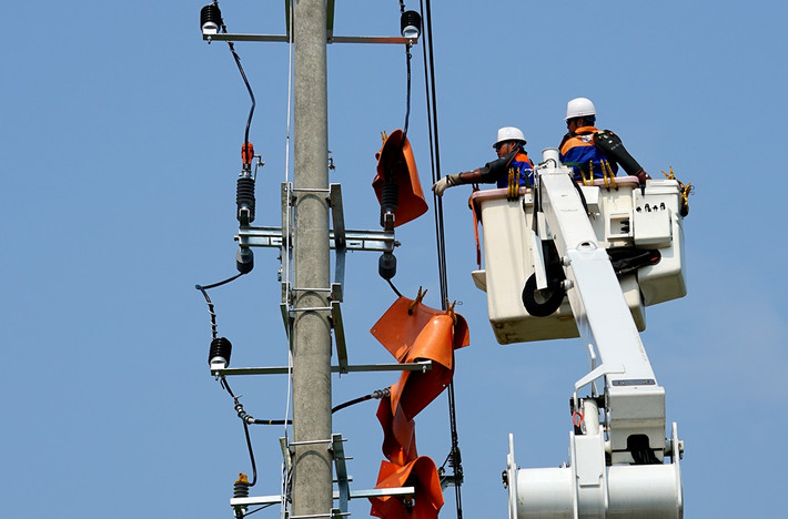 Công nhân đội sửa chữa hotline (PC Sơn La) sửa chữa tại vị trí sân vận động tỉnh Điện Biên. Ảnh: NPC PC Điện Biên: cấp điện an toàn, thông suốt tại Lễ kỷ niệm 70 năm Chiến thắng lịch sử Điện Biên Phủ -0