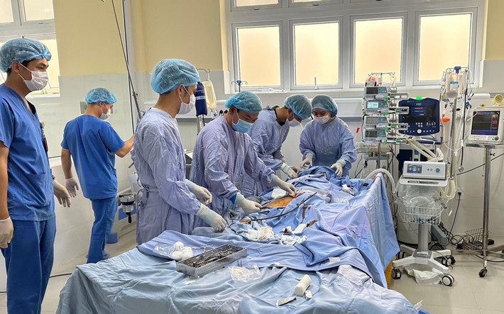 Các bác sỹ Bệnh viện Chợ Rẫy và BVĐK Lâm Đồng thực hiện kỹ thuật tim phổi nhân tạo (ECMO) cứu sống bệnh nhân bị dập phổi Bệnh viện đa khoa Lâm Đồng lần đầu tiên triển khai kỹ thuật tim phổi nhân tạo -0