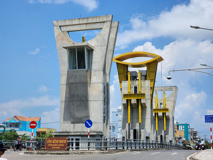 Dự án hệ thống quan trắc môi trường nước tự động Chuyển sai phạm dự án môi trường, cống kiểm soát mặn sang công an