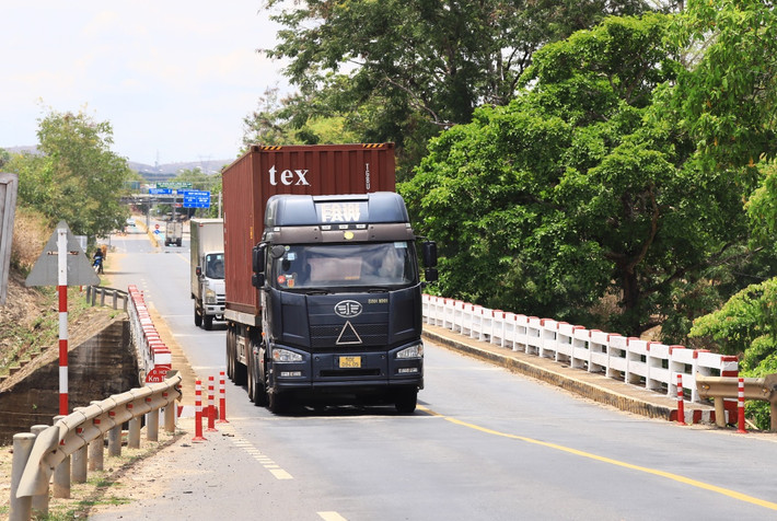 Cầu 110 cũ chật chội, xuống cấp, hàng ngày phải oằn mình "cõng" hàng trăm lượt phương tiện qua lại Hình ảnh cầu 110 huyết mạch nối Đắk Lắk - Gia Lai “đắp chiếu”, dân mòn mỏi chờ đền bù -1