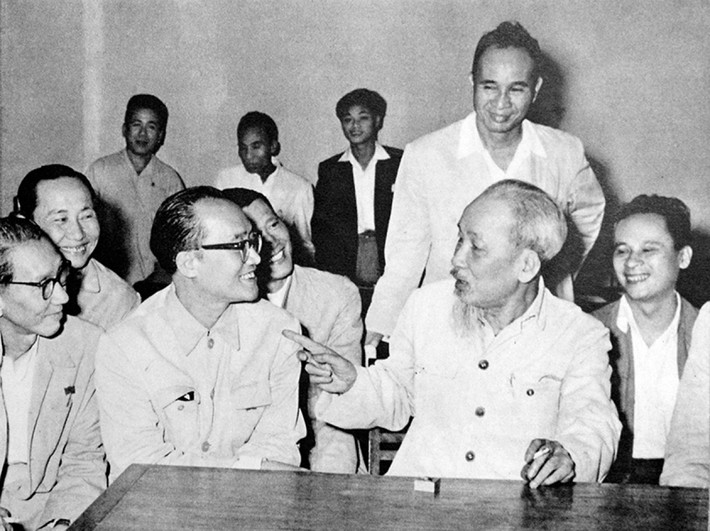 Chủ tịch Hồ Chí Minh nói chuyện thân mật với các đại biểu trí thức dự Hội nghị chính trị đặc biệt. Nguồn: tuyengiao.vn Chủ tịch Hồ Chí Minh nói chuyện thân mật với các đại biểu trí thức dự Hội nghị chính trị đặc biệt - Nguồn: tuyengiao.vn
