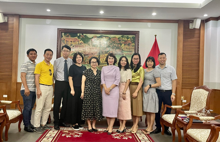 Vụ Thư viện và đoàn công tác OCLC tại Việt Nam chụp ảnh lưu niệm Tăng cường hợp tác, kết nối thư viện toàn cầu -0
