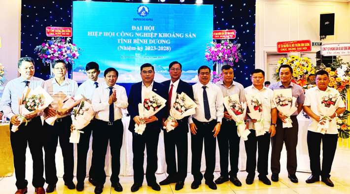 Lãnh đạo sở, ngành chúc mừng nhân sự Ban chấp hành Hiệp hội Công nghiệp khoáng sản tỉnh Bình Dương nhiệm kỳ 2023-2028 Ông Phan Tấn Đạt được bầu làm Chủ tịch Hiệp hội Công nghiệp khoáng sản tỉnh Bình Dương -0