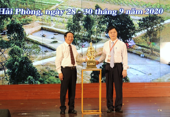 Bí thư Thành uỷ Hải Phòng Lê Văn Thành trao quà lưu niệm tặng Viện Hàn lâm khoa học xã hội Việt Nam Bí thư Thành uỷ Hải Phòng Lê Văn Thành trao quà lưu niệm tặng Viện Hàn lâm khoa học xã hội Việt Nam