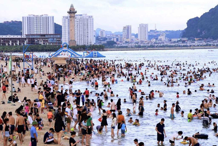 Bãi tắm Sun World Hạ Long thu hút đông người dân, du khách dịp nghỉ lễ Quảng Ninh đón hơn 455.000 lượt khách trong kỳ nghỉ lễ 2.9 -0