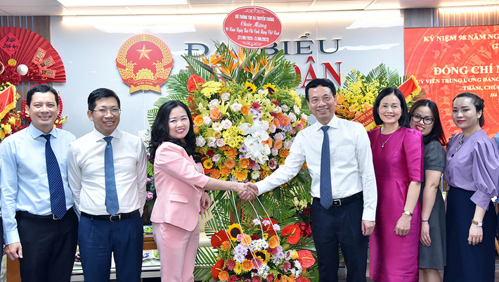 Bộ trưởng Bộ Thông tin và Truyền thông Nguyễn Mạnh Hùng thăm, chúc mừng Báo Đại biểu Nhân dân ảnh 4 Bộ trưởng Bộ Thông tin và Truyền Thông Nguyễn Mạnh Hùng đến thăm báo Đại biểu Nhân dân. -2