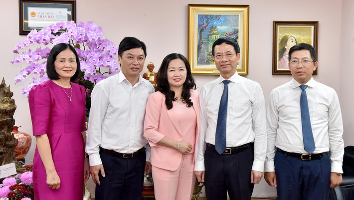 Bộ trưởng Bộ Thông tin và Truyền thông Nguyễn Mạnh Hùng thăm, chúc mừng Báo Đại biểu Nhân dân ảnh 3 Bộ trưởng Bộ Thông tin và Truyền Thông Nguyễn Mạnh Hùng đến thăm báo Đại biểu Nhân dân. -6