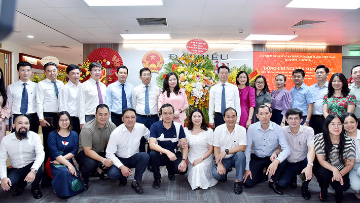 Bộ trưởng Bộ Thông tin và Truyền thông Nguyễn Mạnh Hùng thăm, chúc mừng Báo Đại biểu Nhân dân ảnh 8 Bộ trưởng Bộ Thông tin và Truyền Thông Nguyễn Mạnh Hùng đến thăm báo Đại biểu Nhân dân. -0