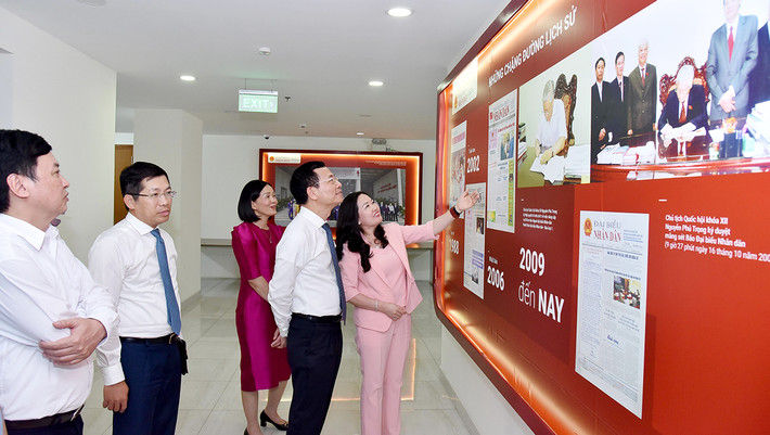 Bộ trưởng Bộ Thông tin và Truyền thông Nguyễn Mạnh Hùng thăm, chúc mừng Báo Đại biểu Nhân dân ảnh 2 Bộ trưởng Bộ Thông tin và Truyền Thông Nguyễn Mạnh Hùng đến thăm báo Đại biểu Nhân dân. -1