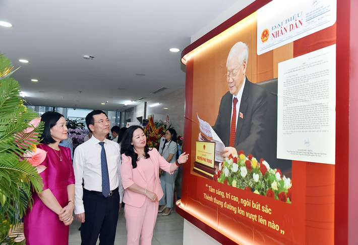 Bộ trưởng Bộ Thông tin và Truyền thông Nguyễn Mạnh Hùng thăm, chúc mừng Báo Đại biểu Nhân dân ảnh 1 Bộ trưởng Bộ Thông tin và Truyền Thông Nguyễn Mạnh Hùng đến thăm báo Đại biểu Nhân dân. -0