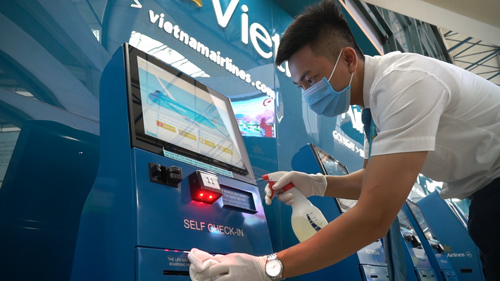 Máy kiosk check-in tại sân bay thường xuyên được vệ sinh khử khuẩn Máy kiosk check-in tại sân bay thường xuyên được vệ sinh khử khuẩn
