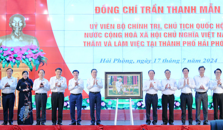 Chủ tịch Quốc hội Trần Thanh Mẫn trao quà tặng Ban thường vụ TP Hải phòng Chủ tịch Quốc hội Trần Thanh Mẫn làm việc với Ban Chấp hành Đảng bộ thành phố Hải Phòng -0