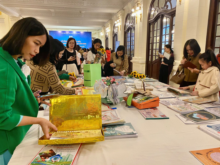 Không gian trưng bày các tác phẩm dự thi Cuộc thi Đại sứ Văn hóa đọc: Tạo dựng thương hiệu trong đời sống văn hóa -0