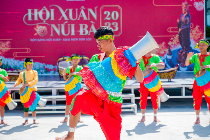 Nghệ thuật múa trống đặc trưng của đồng bào Khmer ảnh 1 Múa trống Chhay-dăm được biểu diễn từ lễ hội tới sinh hoạt cộng đồng. Ảnh: SVHTTDL Tây Ninh